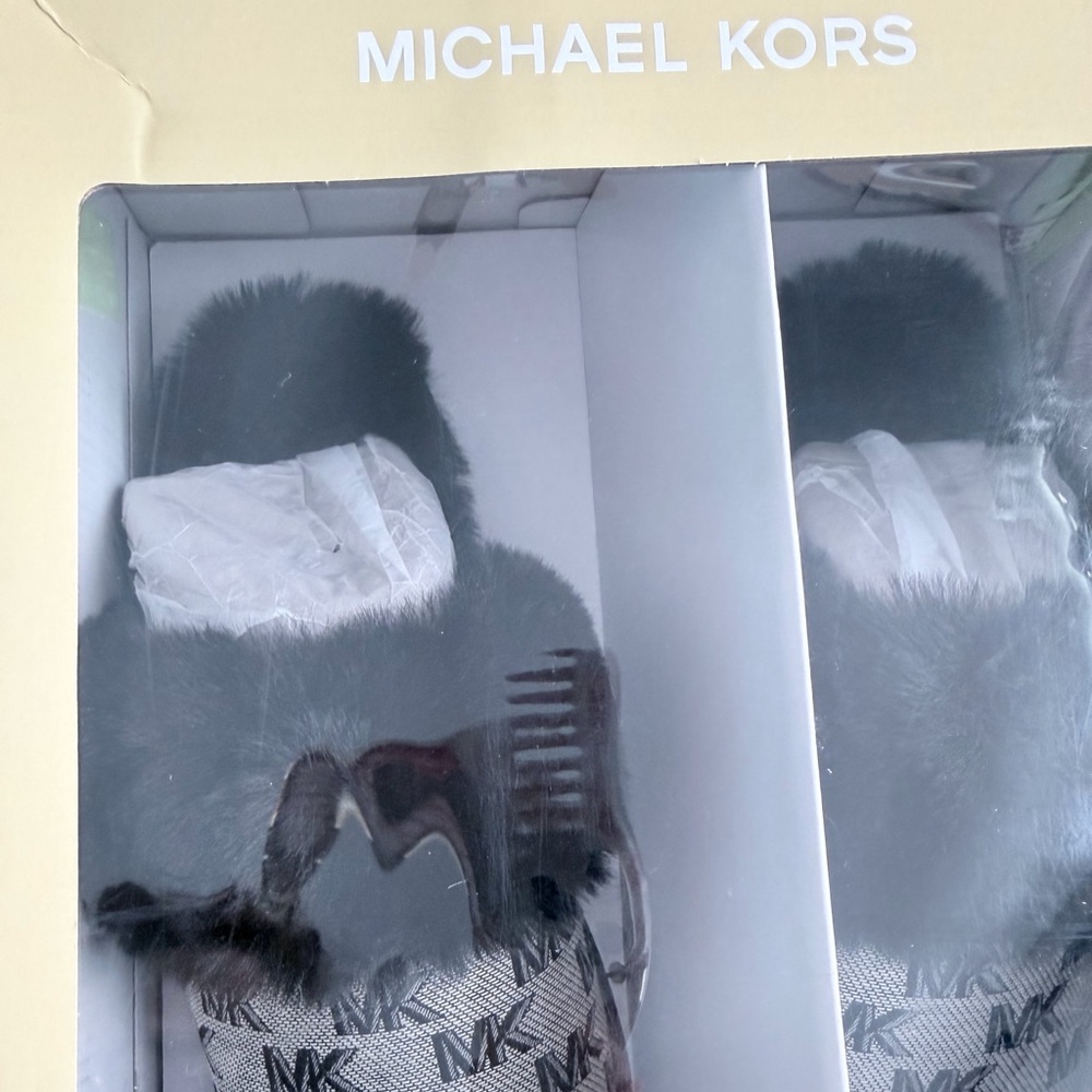 Michael Kors Size 8 Plush Slipper - Picture 3 of 4